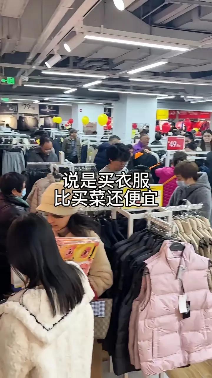 武汉同济医院对面的K11负一楼开了家超4000平的BIGOFFS潮牌集合仓储店