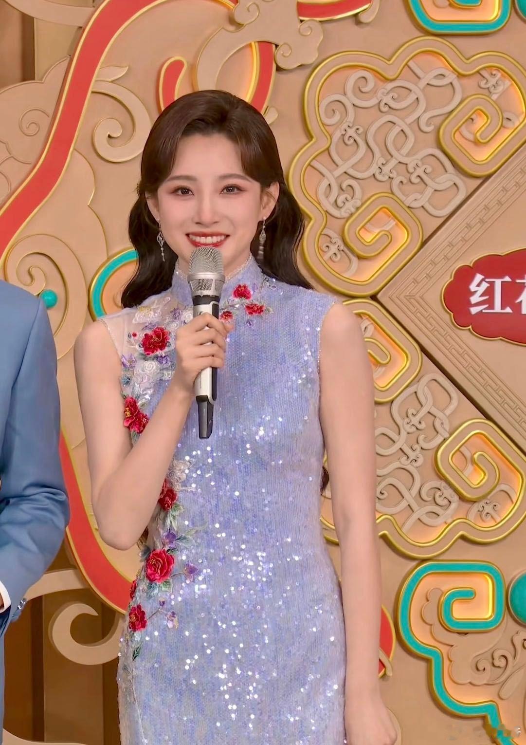 马凡舒还是那么美被马凡舒的笑容狠狠拿捏了！那不是千篇一律的模式化笑容，而是带着