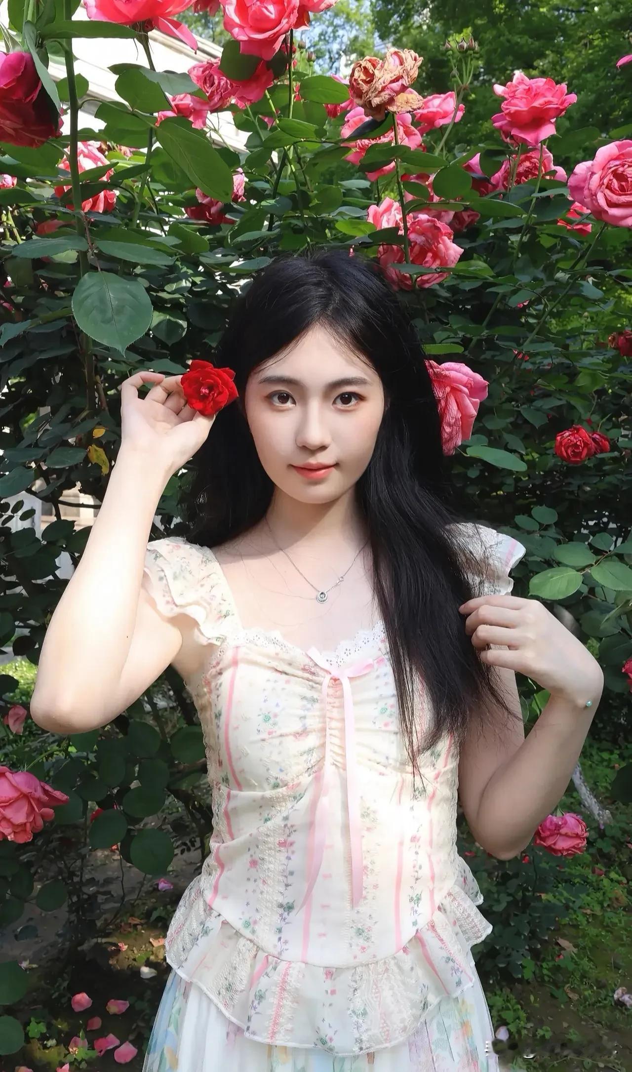玫瑰女孩的日常，不止浪漫，更是自我绽放。每一朵玫瑰都有刺，却从不影响她