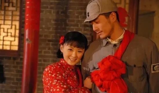 1933年，一对红军夫妻在执行任务时失散，女人受了重伤，54年后，她去菜市场买菜