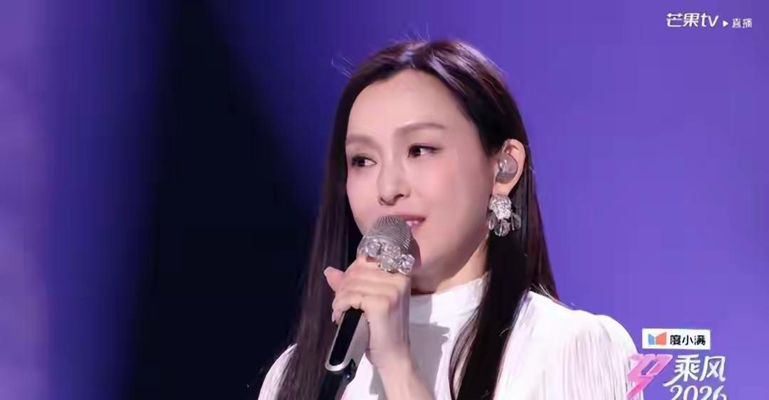 《浪姐》初舞台上半场播出，歌手出道的江语晨成首个翻车的人，唱歌严重跑调、气息不足