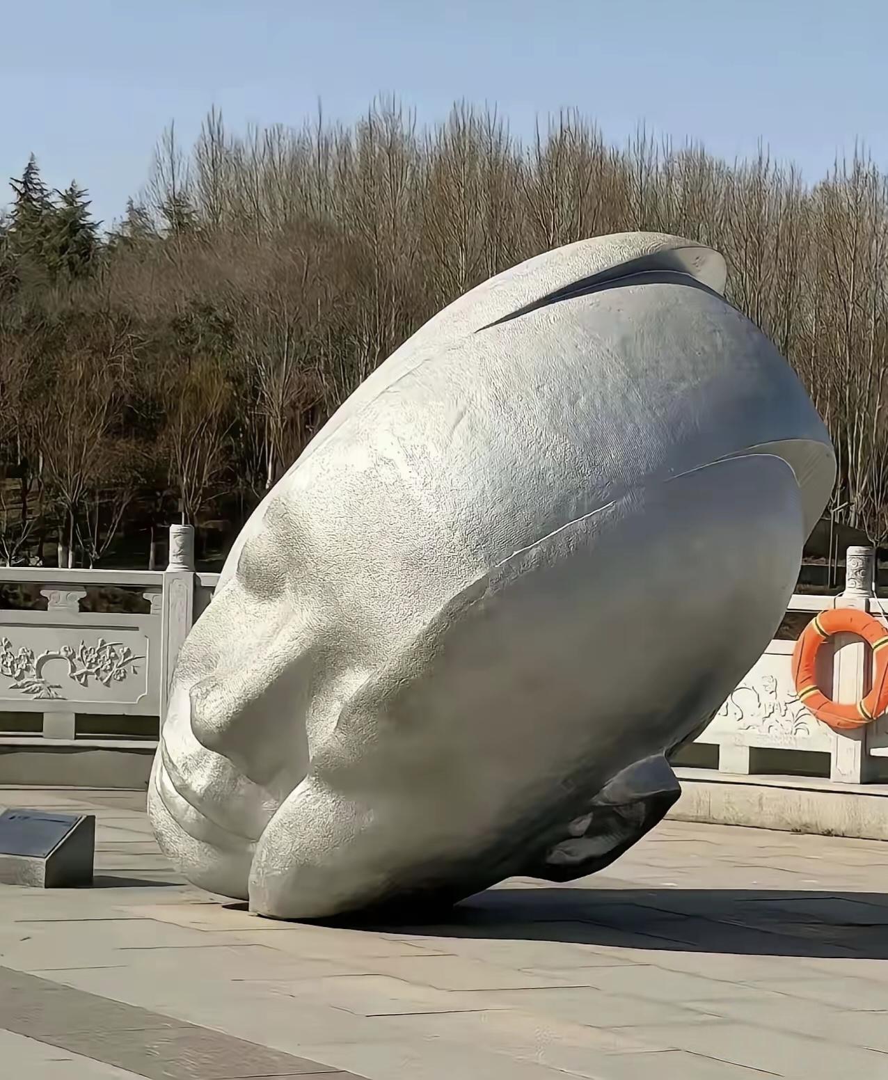 在郑州雕塑公园，一尊名为《聆听大地》的巨型人头雕塑，正成为无数市民吐槽的焦点。官