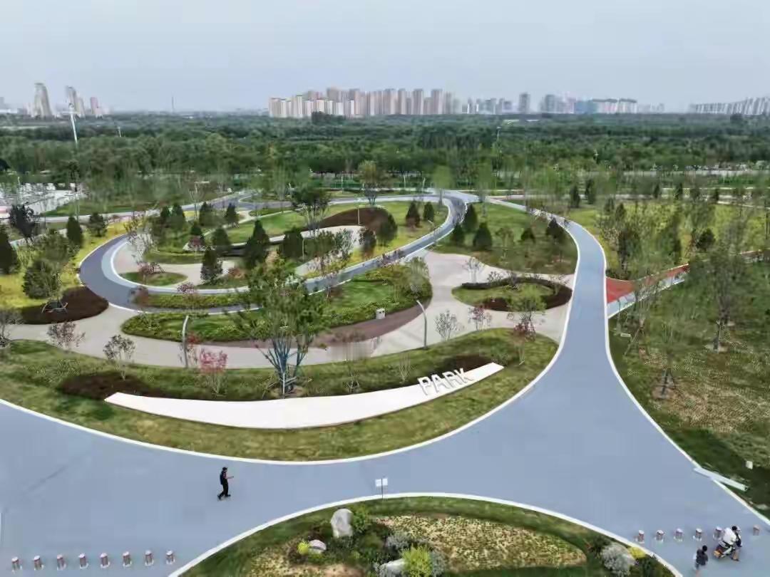 咸阳细柳仓公园今日开园。细柳仓公园位于咸阳高新区河堤路以北，渭河高新大桥北侧，