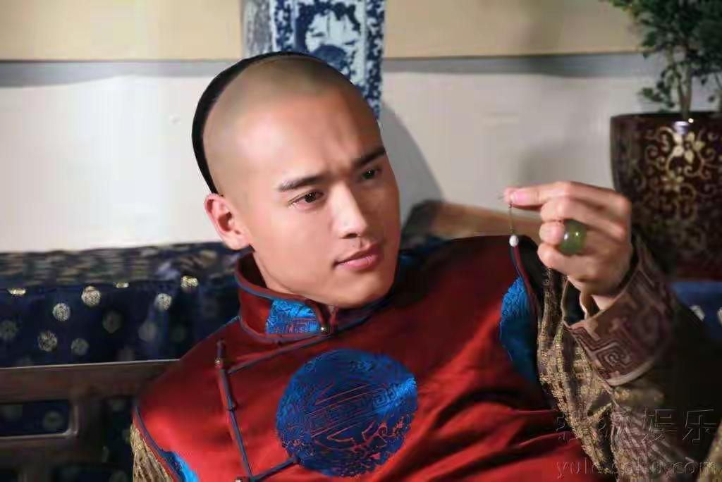 清朝12个铁帽子王里，有10个是亲王，还有两个是郡王。那么铁帽子郡王和普通亲