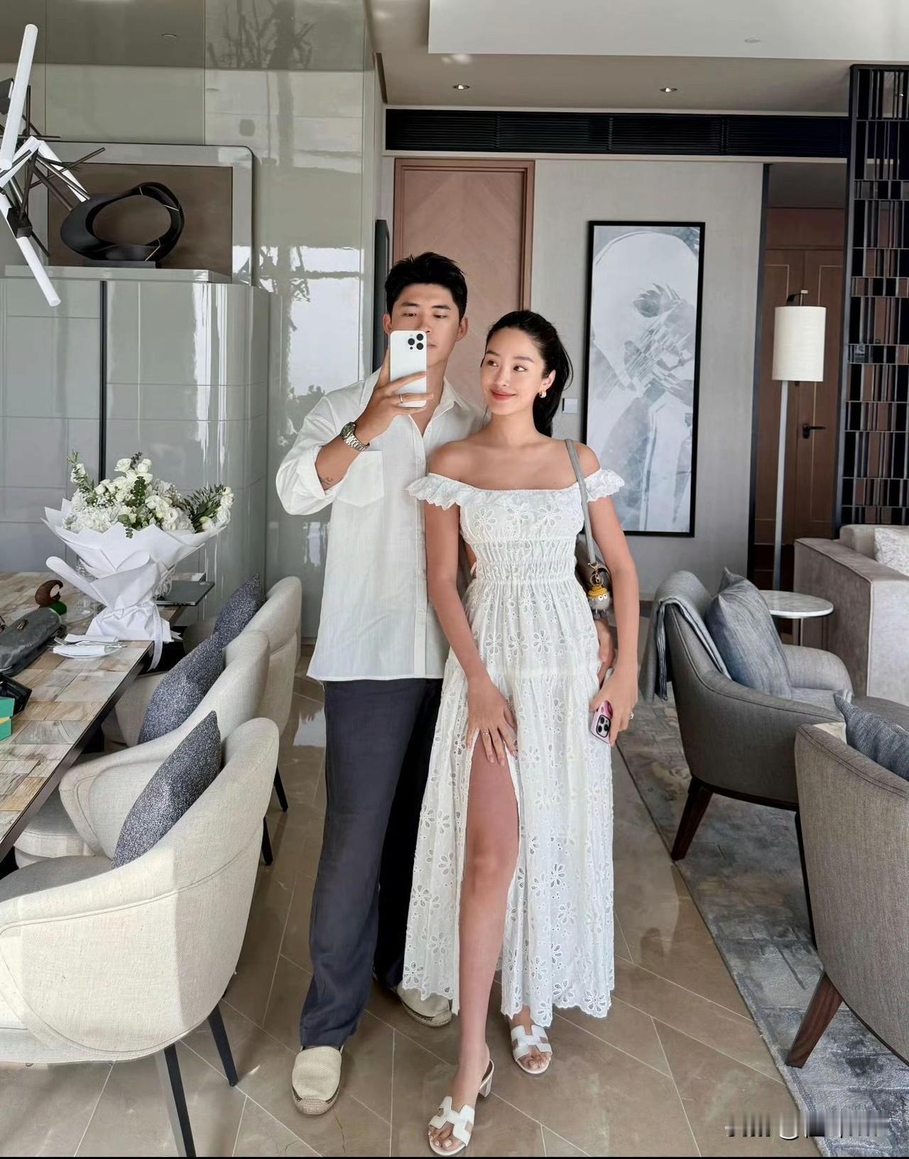 杨采钰和她老公在一起好养眼啊！产后的大身材恢复很不错，这源自于她的自律。她和她老