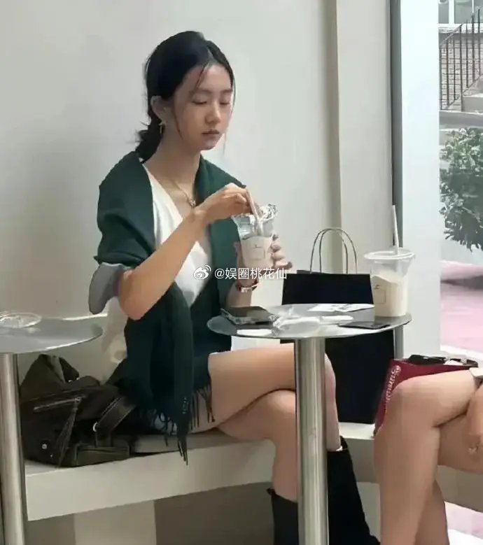 黄多多感觉好成熟，不过气质真的好，以后也会是大明星吧！