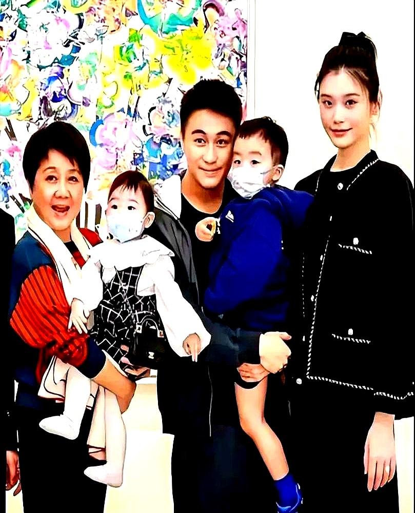 6岁男孩身高115cm，腿直腰长，像复制了超模妈的腿长。网友狂欢“赌王基