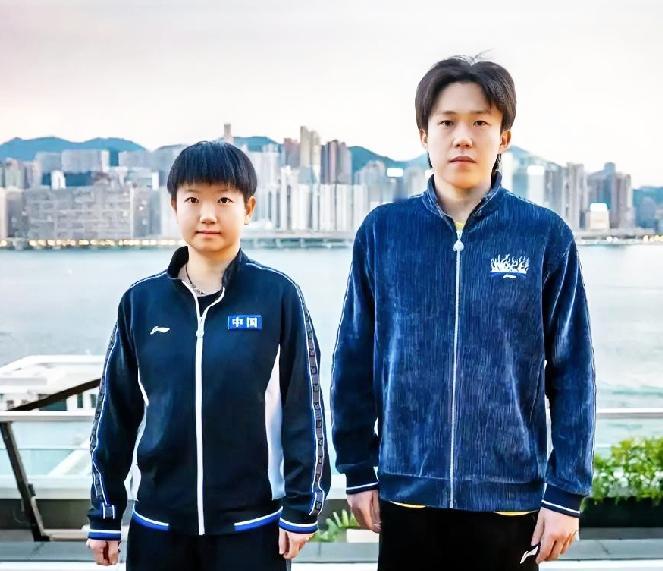 混双这俩靠“关系户”进来的，拍照只能站最边上。像穿校服的两个小学生，不敢靠