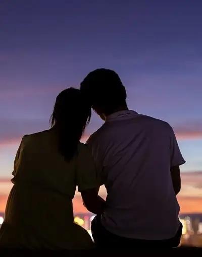 悲剧！广东东莞，61岁大爷撞见儿媳妇跟男同事深夜幽会，大爷赶紧喊儿子过来抓人，对