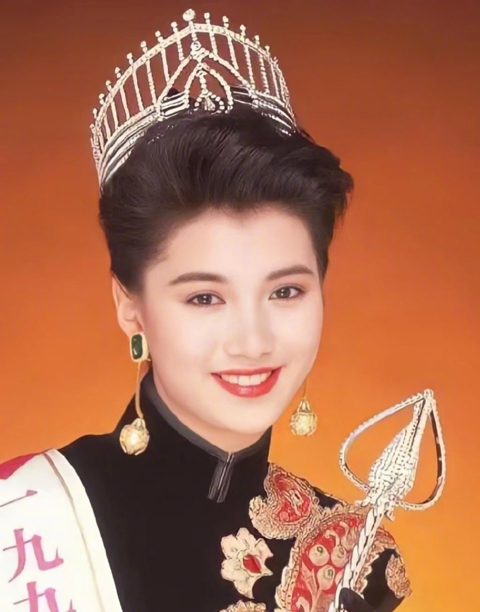 终于知道她为什么叫靓靓了港星那么多美女为什么只有袁咏仪叫靓靓，因为她真的很靓呀！