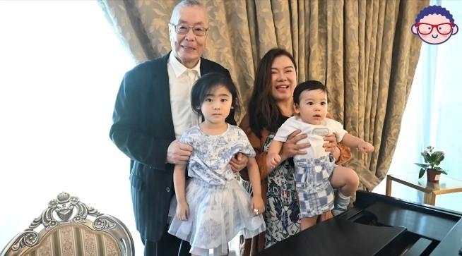 大棚乱了四季，金钱乱了辈分。2024年9月，当85岁刘诗昆的儿子天天即将周岁