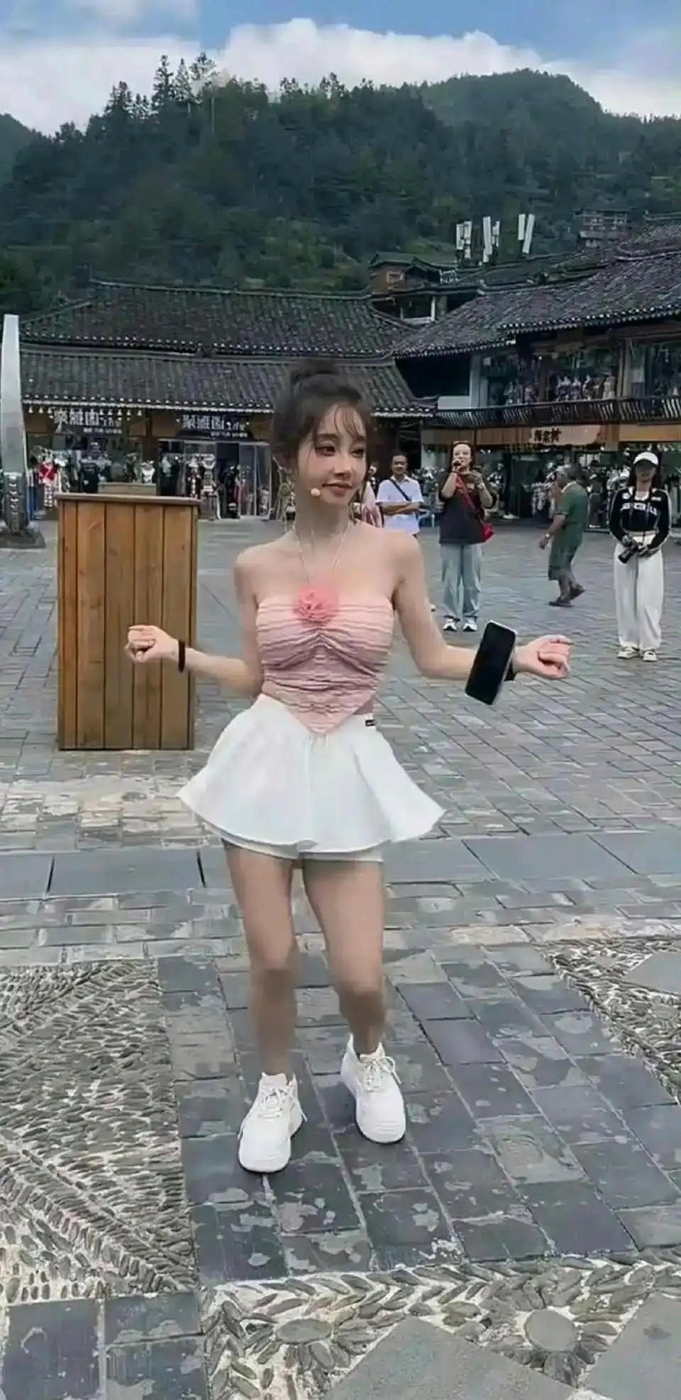 当年的网红一姐冯提莫怎么变这样了？？