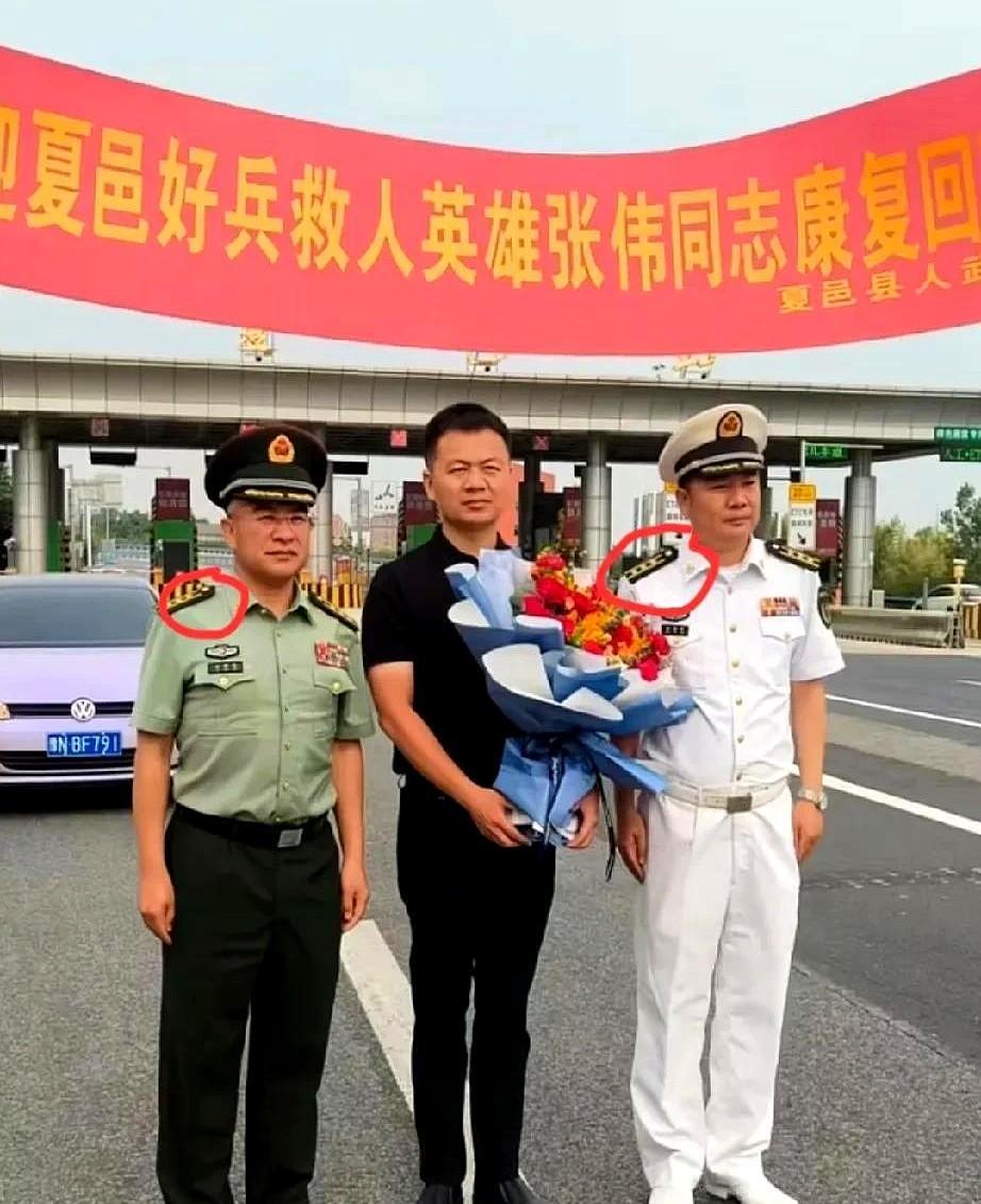 2杠3星2个上校！2个正团迎接1个副营！可以确认，迎接张伟回家的，应该就是他