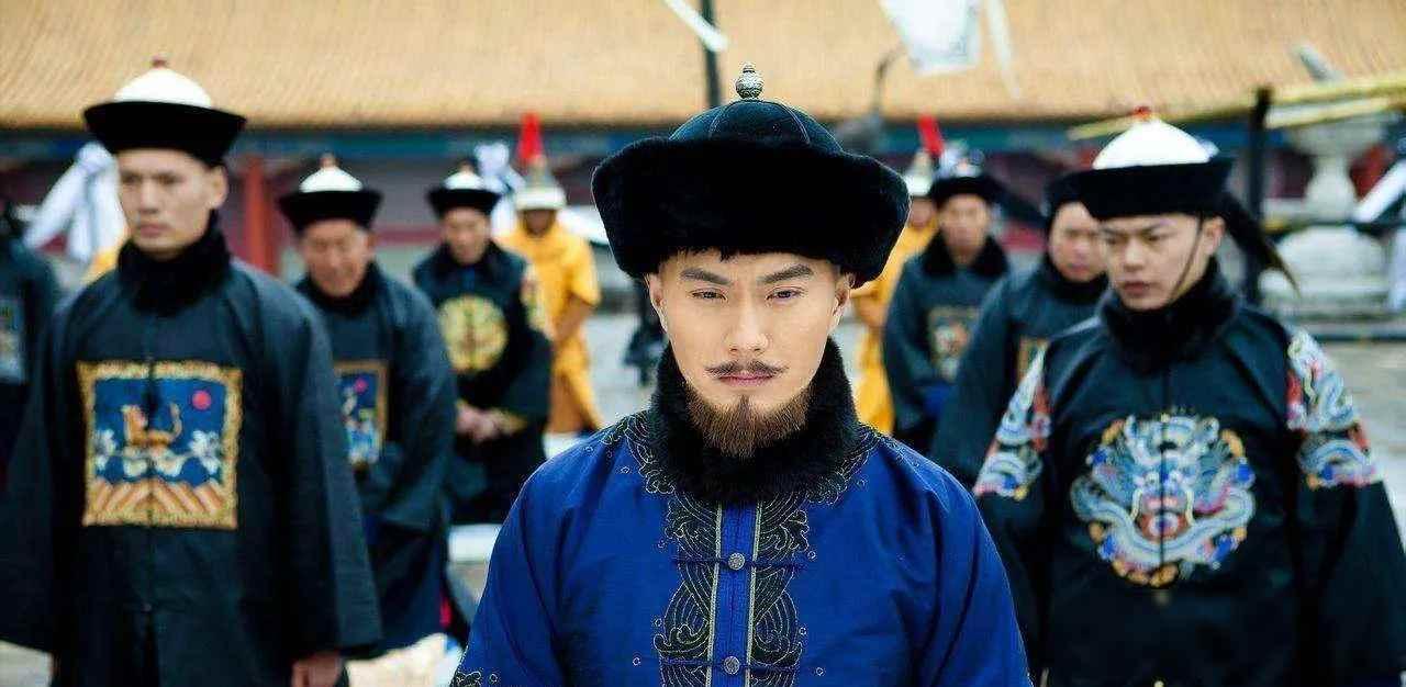 康熙四十七年，朝堂之上气氛紧张，马齐顶撞康熙，被皇帝当场呵斥痛骂。康熙指着他破口