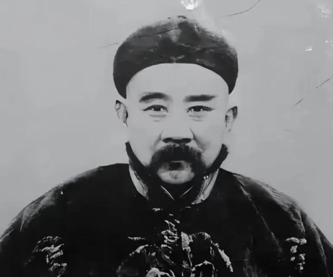 张勋想要恢复帝制的时候，征求夫人曹氏的意见。曹氏说：恭喜你，不久后你将会成为一字