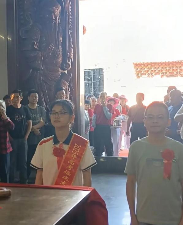“祖坟真的冒青烟了！”福建，女孩高考690分，排全省第2，不仅被北大录取，家人更