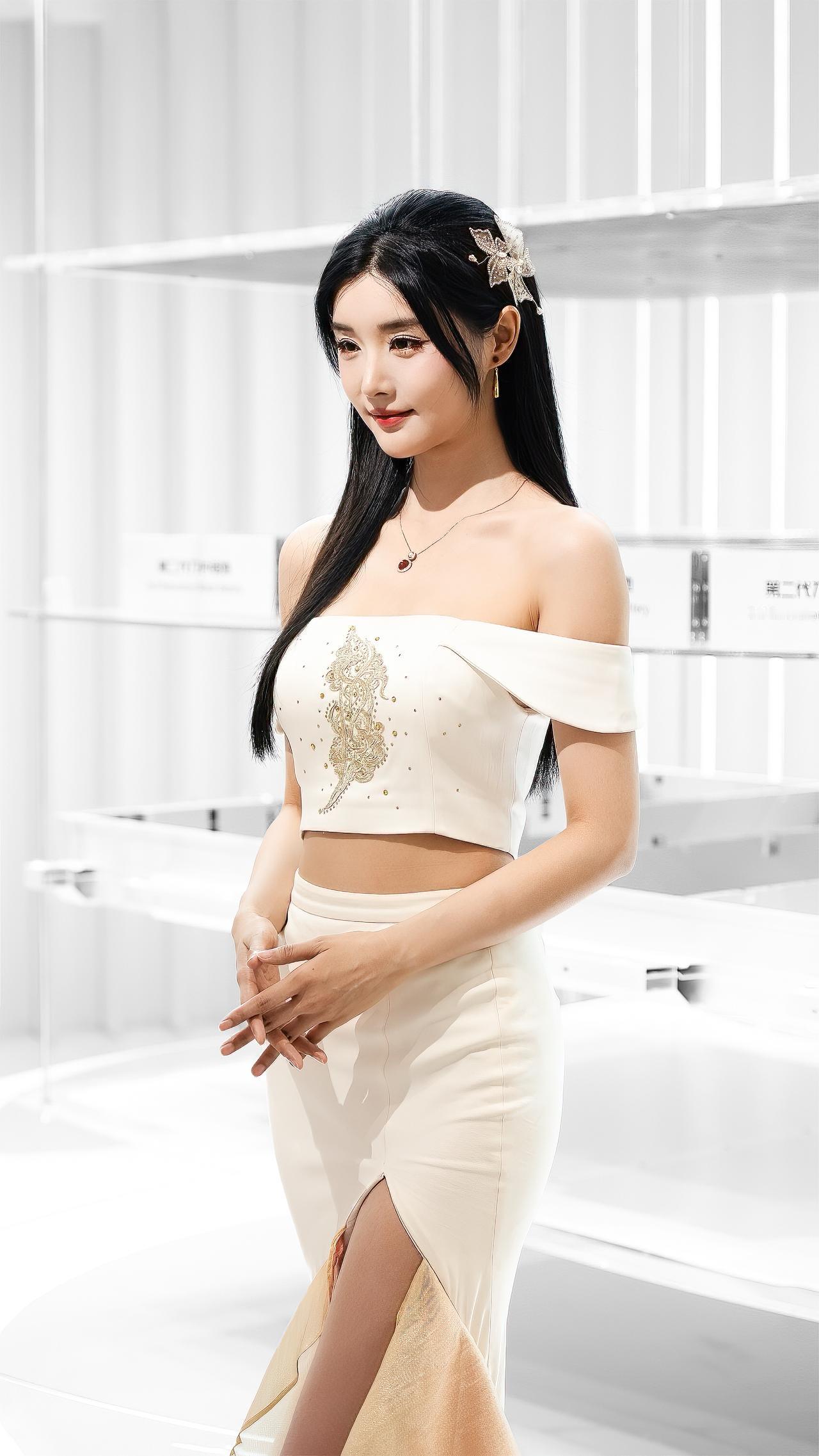 成都车展美女车模唐蕊好看的小姐姐