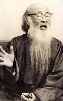 1961年，台北机场。张大千登机前，张学良递过来一个红绸子包着的礼品盒，嘱咐他：