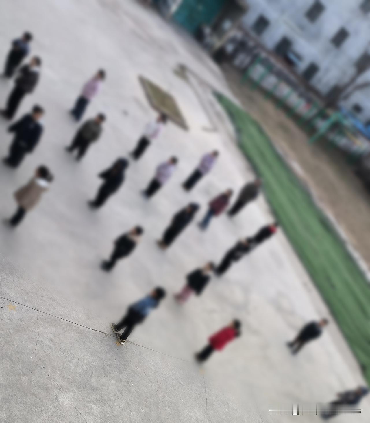 校服里面的“塑料”膜事件，除了“高度重视”，我们还能等到什么？内蒙古赤峰