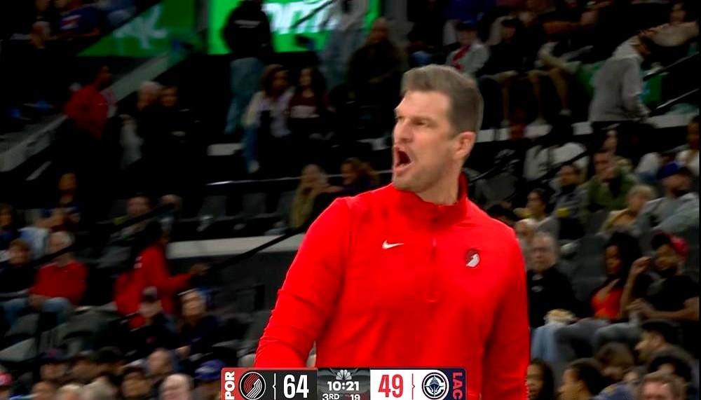 这教练脾气真藏不住！开拓者主教练斯普利特，拿着联盟垫底的工资，干的活可一点不