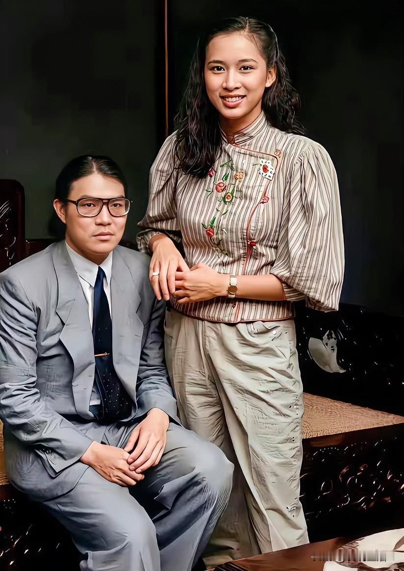 年轻时的霍震霆与朱玲玲在家中的留影。朱玲玲是1977年香港小姐冠军，1978年与