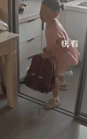 “笑不活了！”陕西，女子看到女儿往书包装盆。她问女儿:“拿盆干啥。”没想到，女