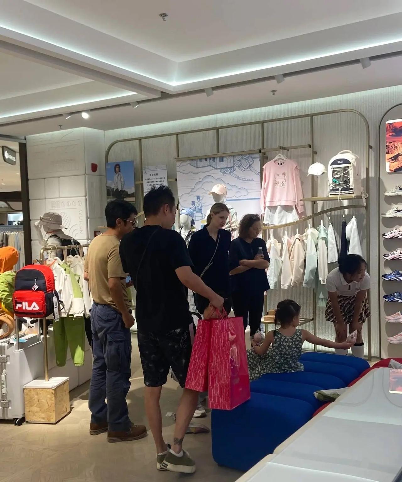 撒贝宁一家逛商场，女儿穿碎花裙很漂亮，老婆瘦高个很美……撒贝宁有才华，又帅气，