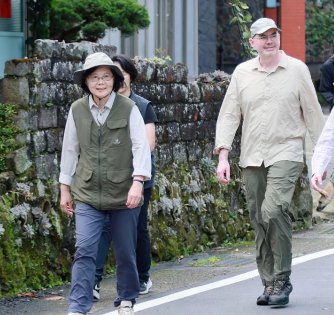 赖清德“窜访”失败，连门都没能出去，3国对台专机关闭空域，民进党爆发“内讧”！