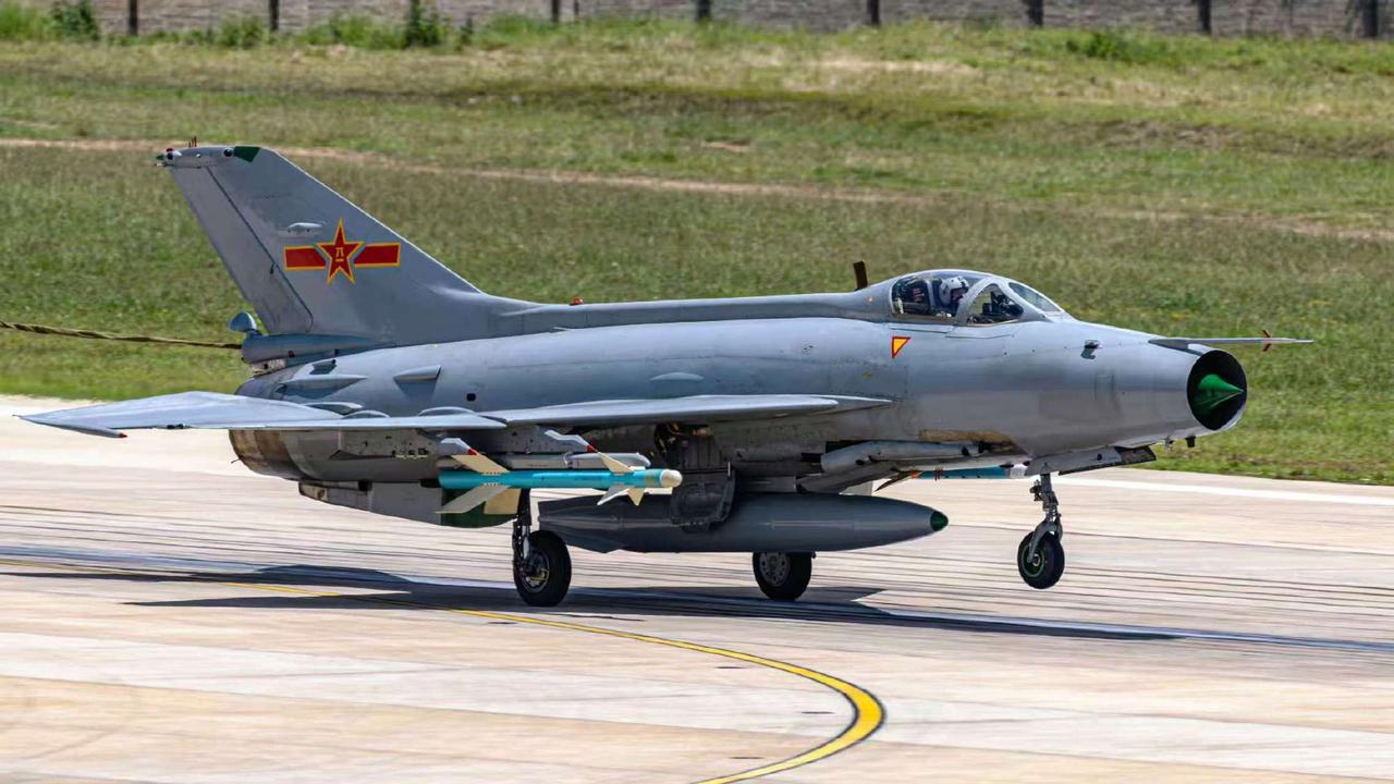 挂着霹雳八号的歼七E，是2000年左右人民空军空战能力最强的战斗机部队了，从以色