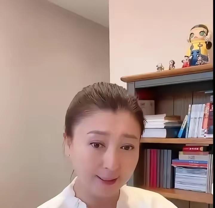 闫学晶昨晚又开播了，弹幕简直没法看。​满屏都是骂她的，可她像没事人一样继续卖她