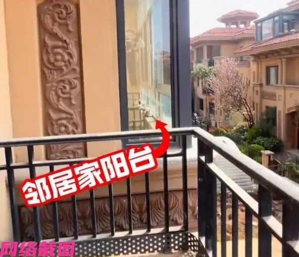 江苏有女子购买新房后，一直闲置没装修可在半年回家一看，直接惊愣，原来邻居家封阳台