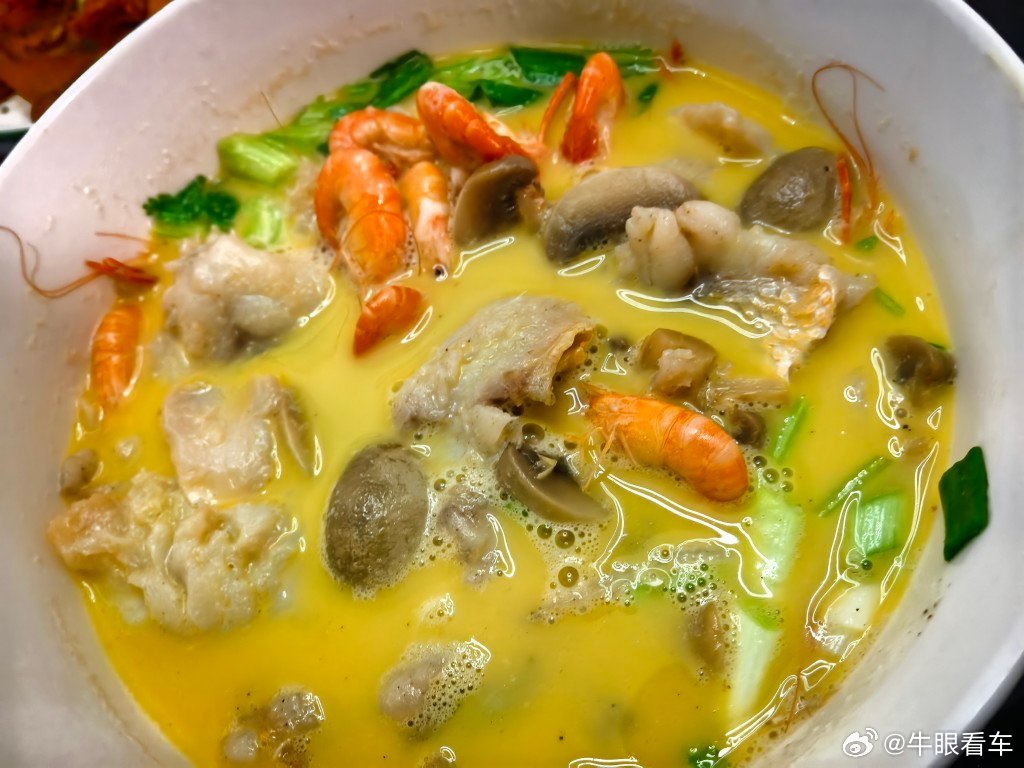 一条大黄鱼，鱼骨熬汤，汆鱼片，配口蘑河虾多放白胡椒，眉毛鲜掉了