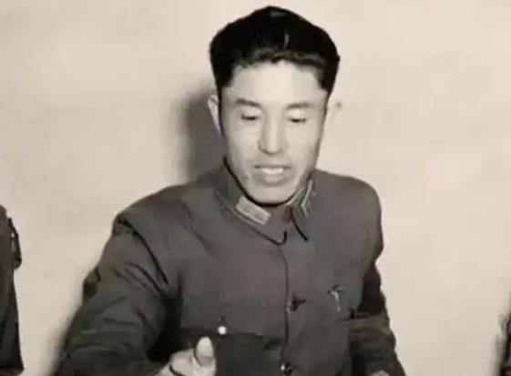 1977年，抗日名将郑洞国的小女儿郑安玉被人杀死在宿舍。一生坚毅果敢的郑洞国，听