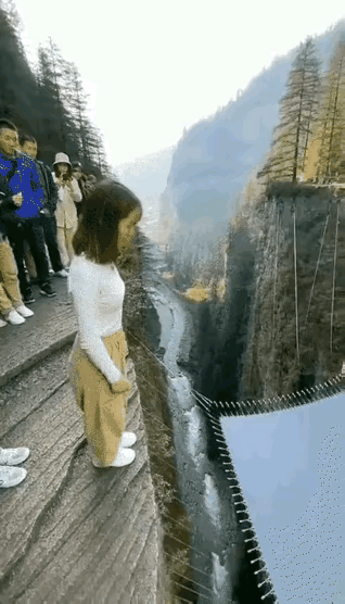 这看着有点危险，有点错向感觉的感觉。