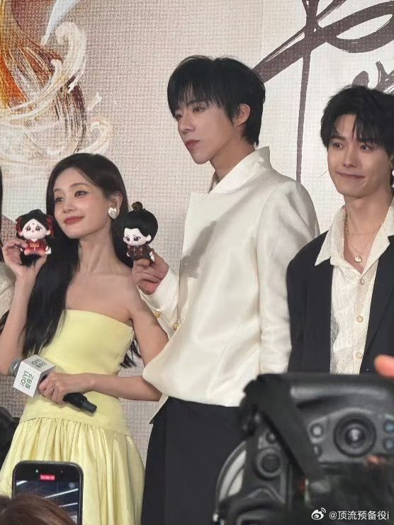 刘宇宁生图瘦成啥样了都李一桐和祝绪丹都是女演员中脸出名的小，站一起发现刘宇宁脸也