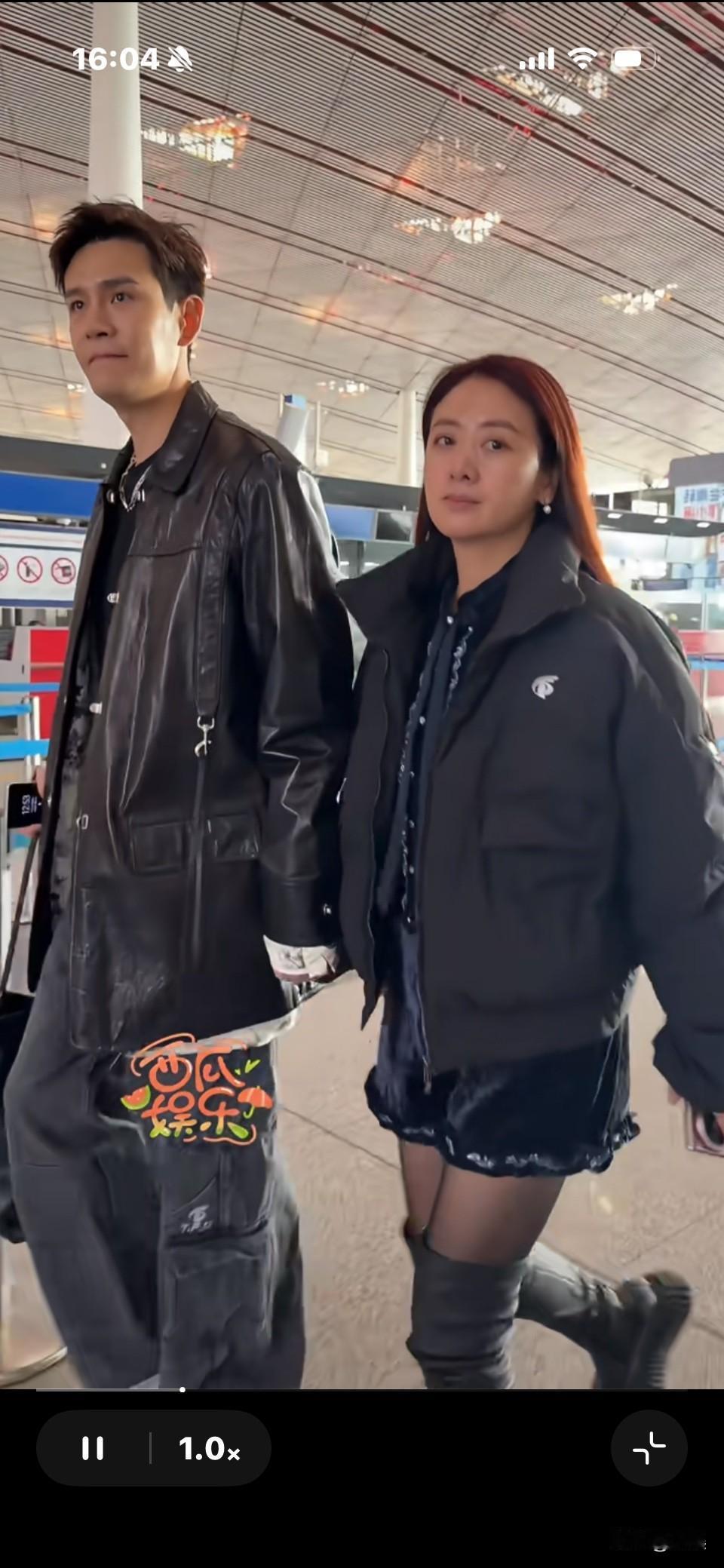 看不出来年龄差，只不过是素颜罢了，比她年轻的素颜大部分也没她好看呀！[吃瓜]