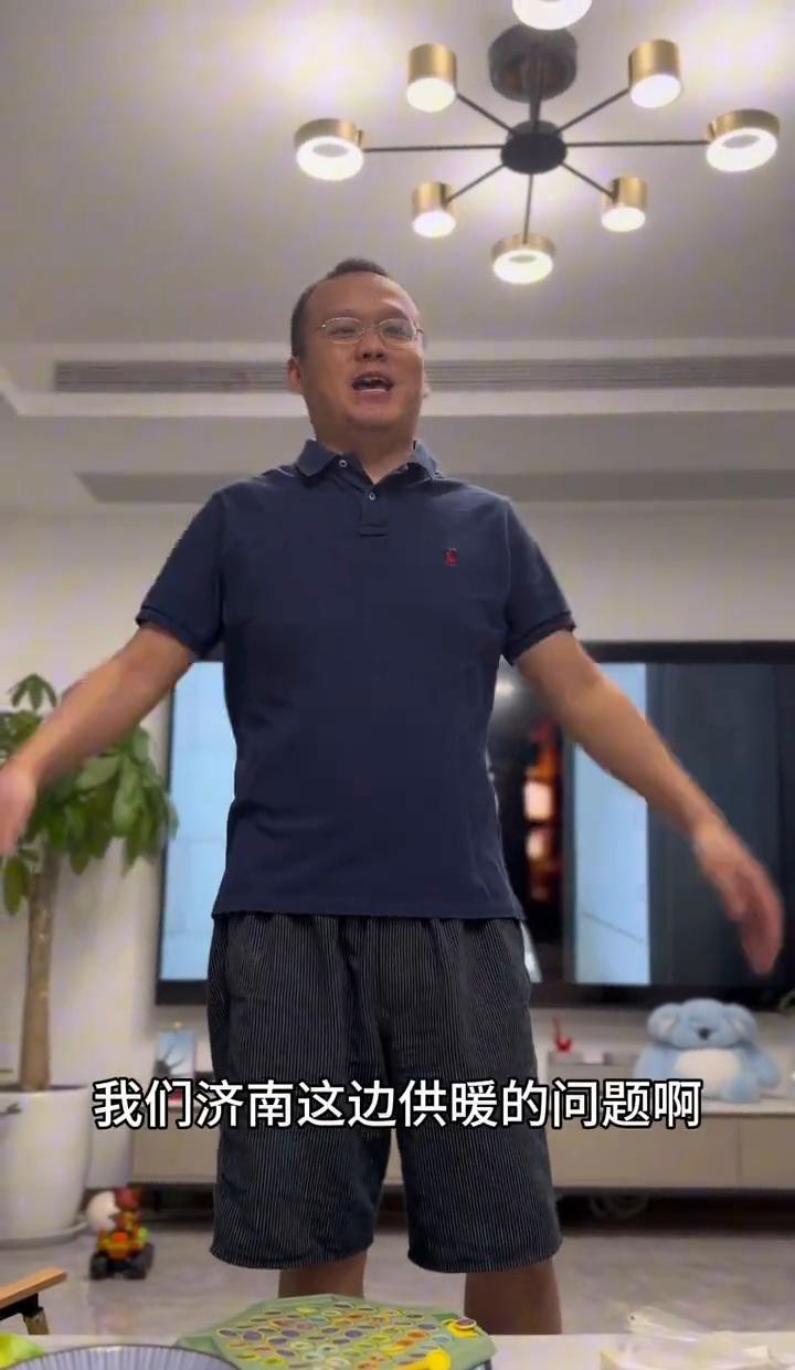 济南这暖气，热得人穿短袖光膀子，真不是吹。第一年供暖就这水平，街坊都说稳了。