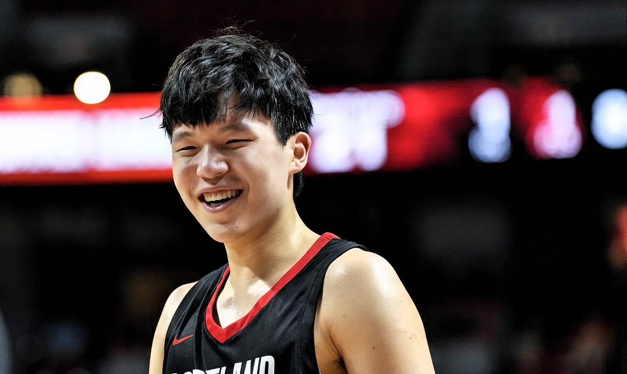 杨瀚森夏联表现征服NBA名宿尼克杨！前NBA球员尼克杨在一档节目中谈到杨瀚森时