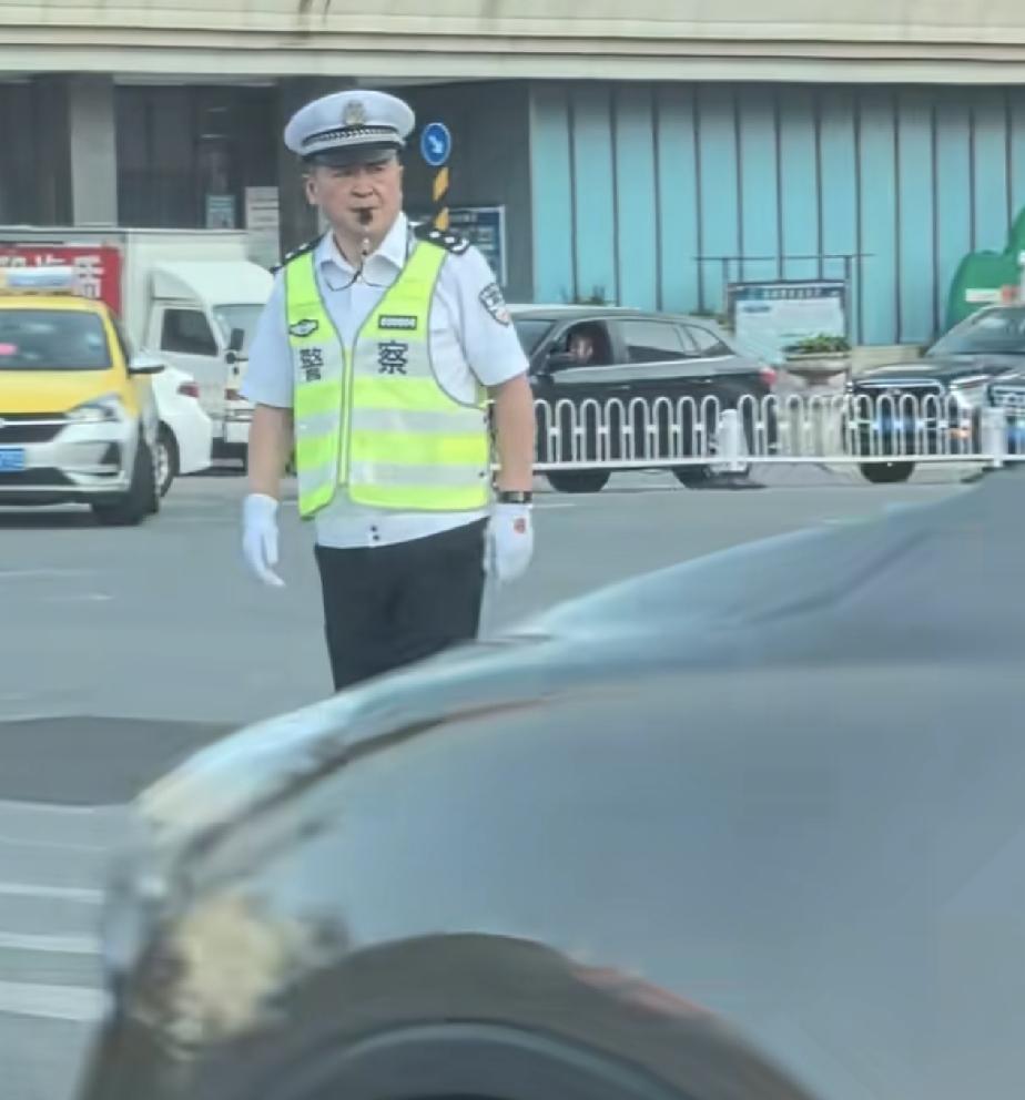 二级警监执勤！确实不常见啊！二级警监在警察队伍通常来说都是属于高级警察了，工