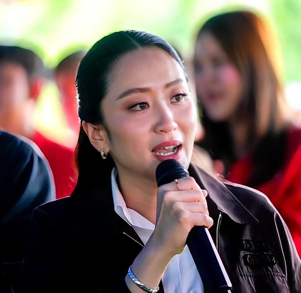 7月11日下午3点30分，在呵叻府，为泰党领袖、总理兼文化部长佩通坦女士，一行来