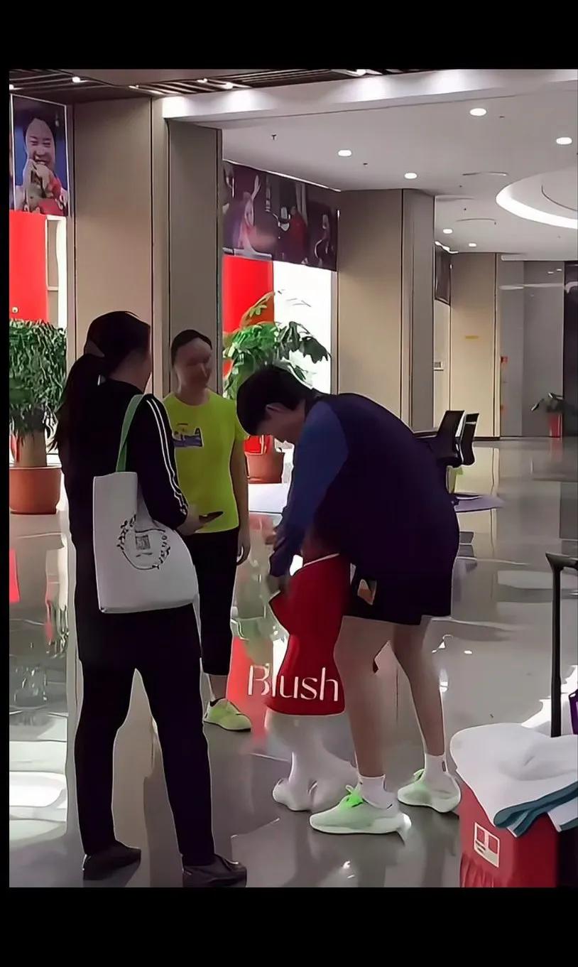 头以后肯定是个宠妻狂魔和女儿奴[呲牙笑]《王楚钦喜欢小女孩》