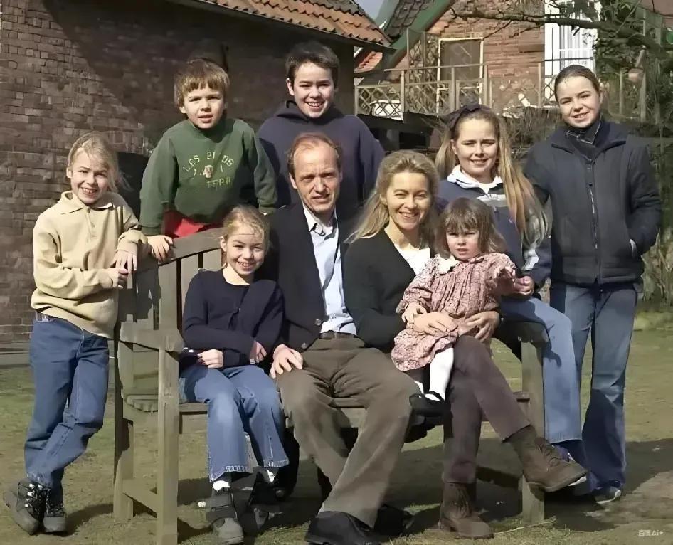 原来冯德莱恩有这么多子女，看来对她来说养育孩子不是一件困难的事，只是她一直在生孩