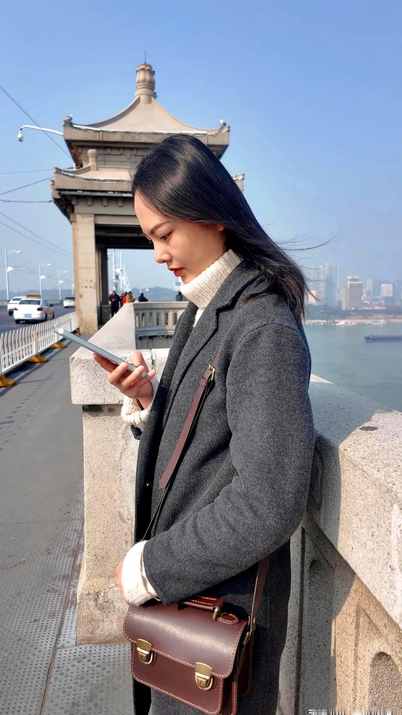 广东秋姑娘拍视频火了，网友却为她吵翻了天。有人劝“父母养四个娃不容易，你当女