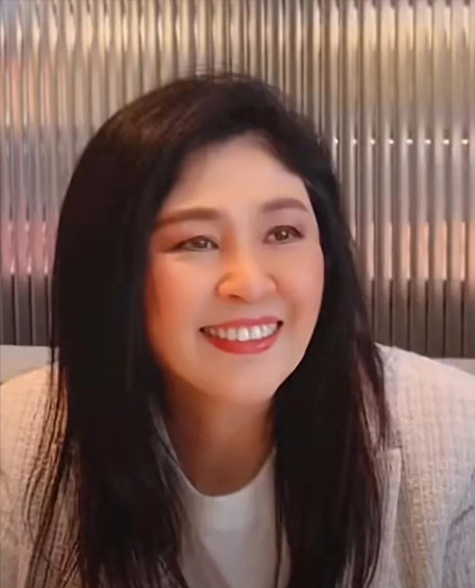英拉到香港携友人一起庆生！一身奢牌灰粉色小西装配红唇，又嫩又温柔，58岁了都还是