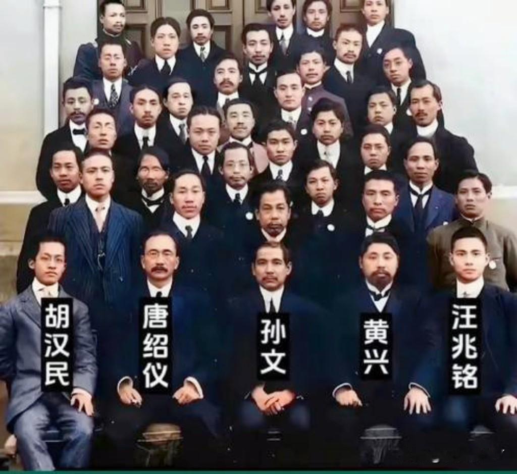 这是中山先生和同盟会主要成员的一张合影老照片，拍摄于1905年的东京。这可不是演