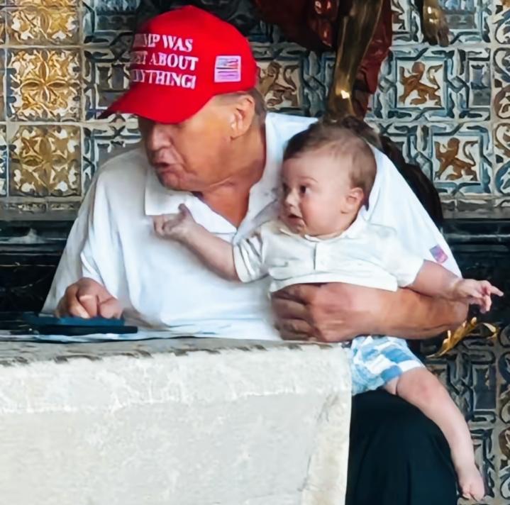 特朗普和抱着的小孩面部表情，是不是有点神同步啊？两人的嘴型是不是有点像啊？两