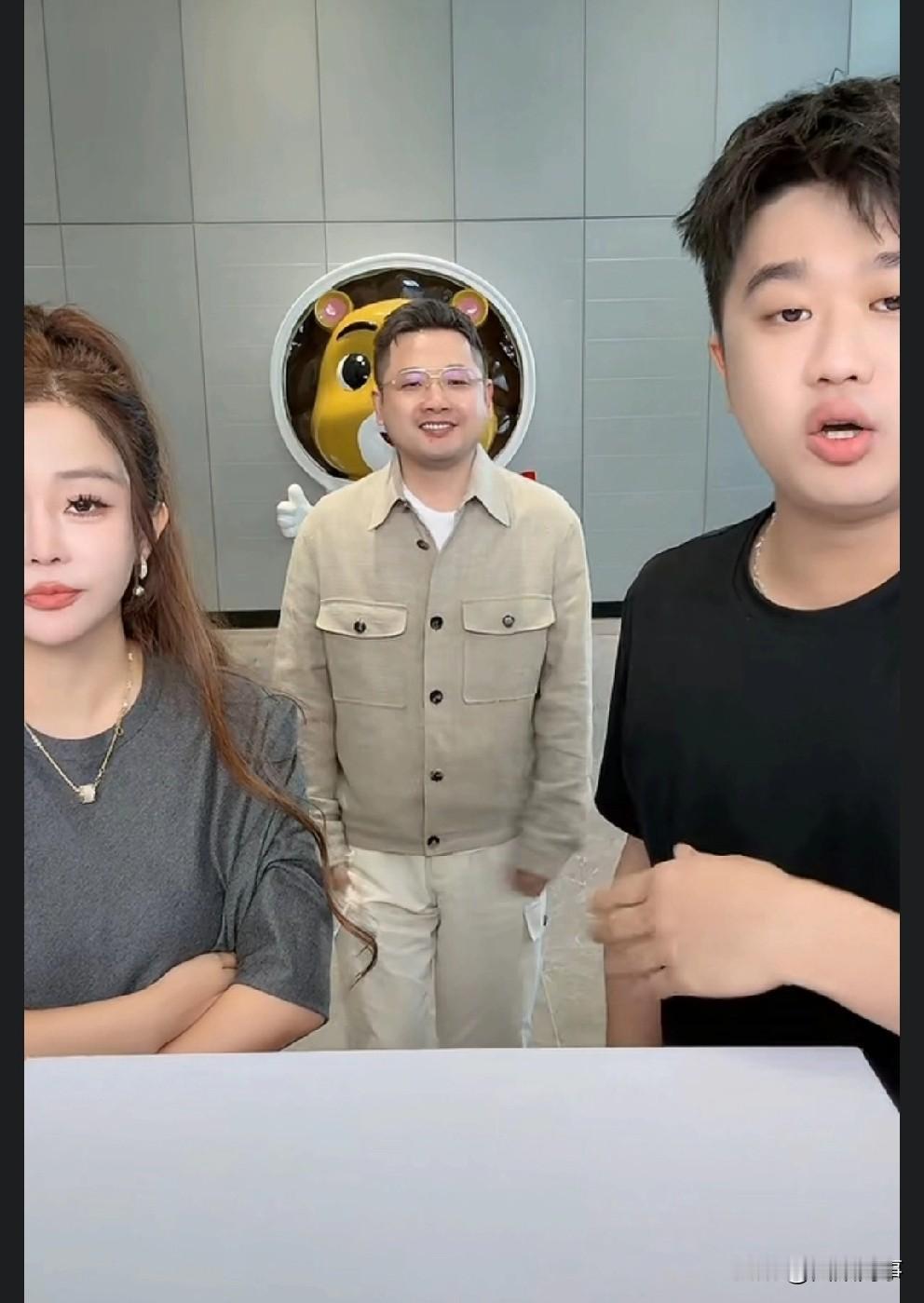 张小双回归辛选，星期一带领着尖峰时刻开启直播，神秘人是谁？