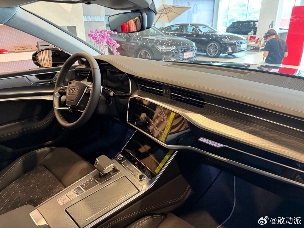 奥迪A7L与奥迪A5LSportback内饰对比鲜明：A7L采用华格纳真皮、