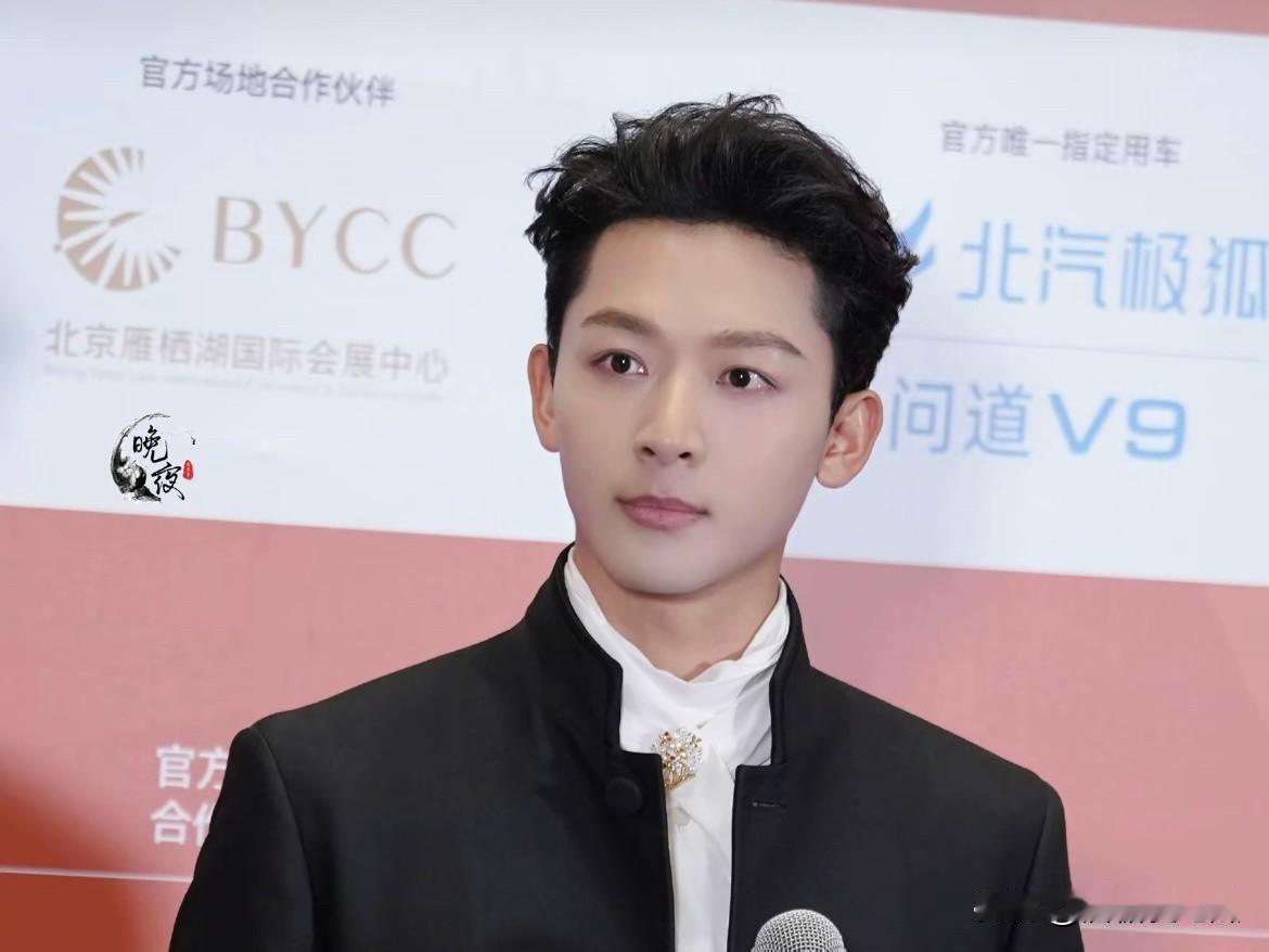 我现在最搞不懂的就是张晚意他在北京国际电影节现场求职，态度极度谦逊低调，明明