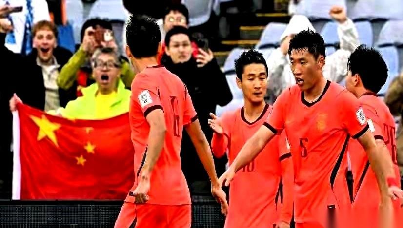 世界杯大门外，总有一份冰冷的淘汰名单。翻开一看，意大利，四届冠军，出局。旁边是